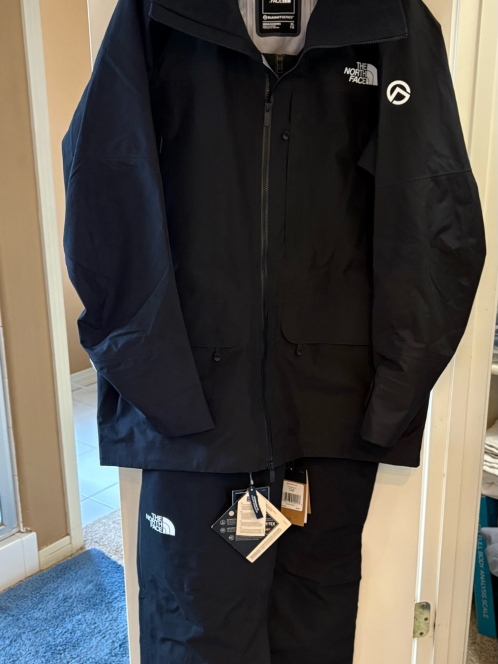 The North Face Men's Black Ski & Snowboard - top of the line Gortex